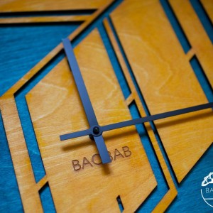 BAOBAB: wall clock made of wood Perspective