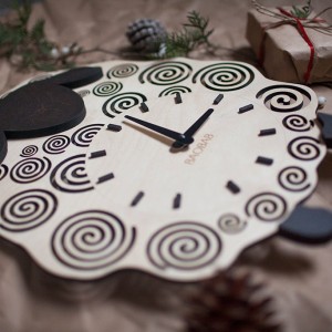 BAOBAB: wall clock made of wood Lamb